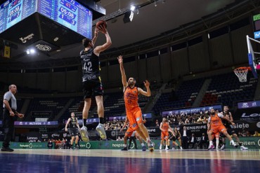 Doornekamp lanza un triple antes de que llegue San Emeterio