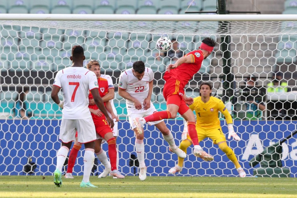 Gol de Moore de cabeza