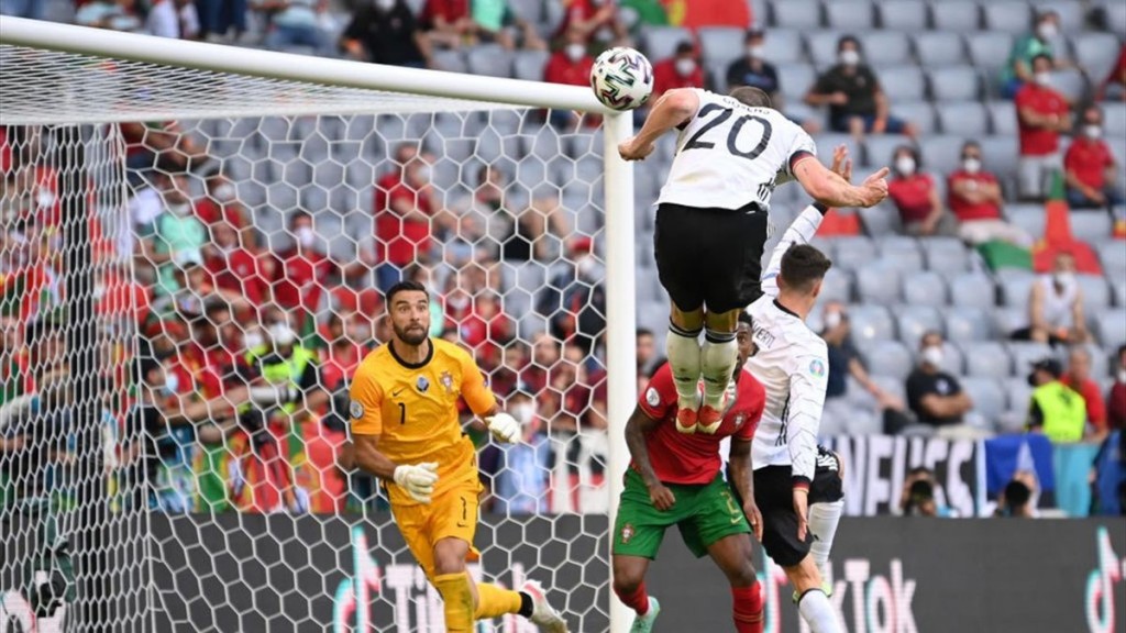 Gosens remata de cabeza el cuarto gol a Portugal